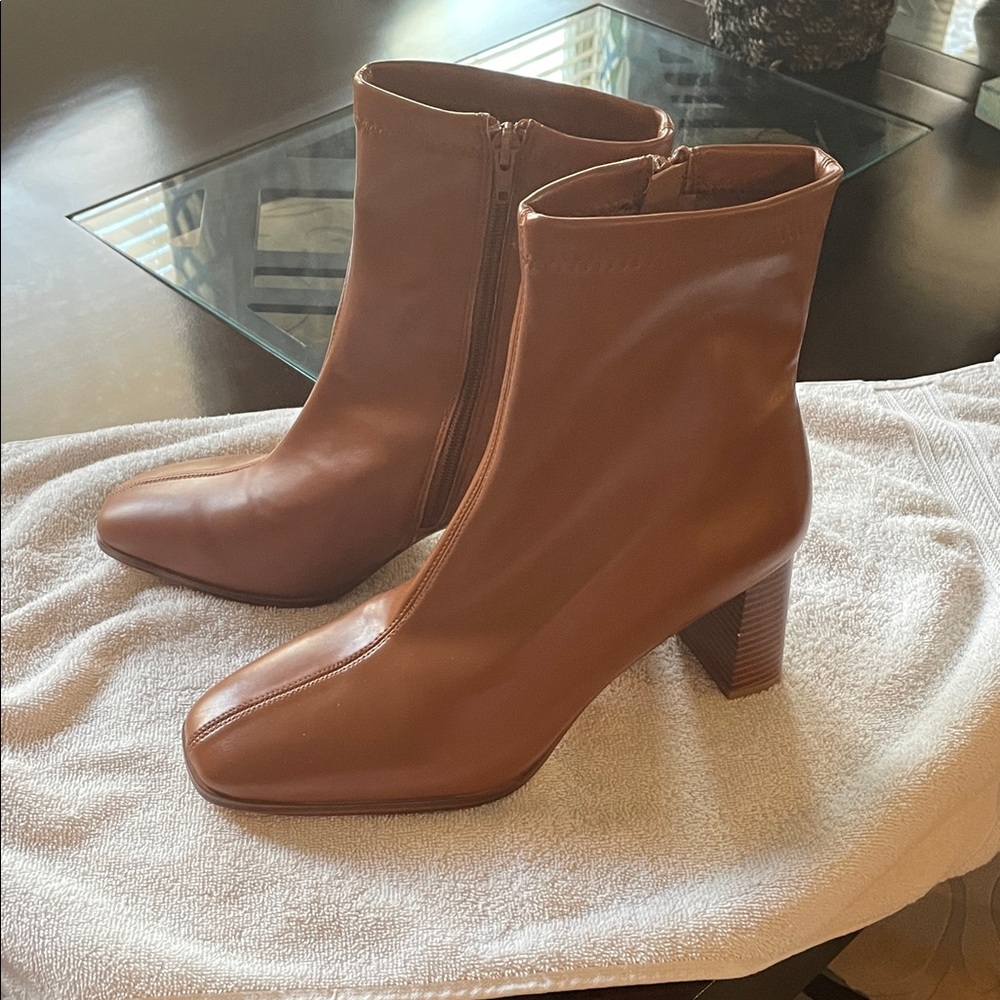Elegant Brown Ankle Boots - Picture 2 of 3